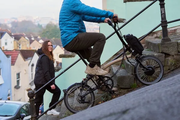 Vélo pliant Brompton en environnement urbain